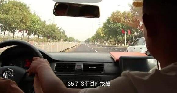 女性跟教练晚上练车合适吗,不合适(影响人身安全驾驶安全)